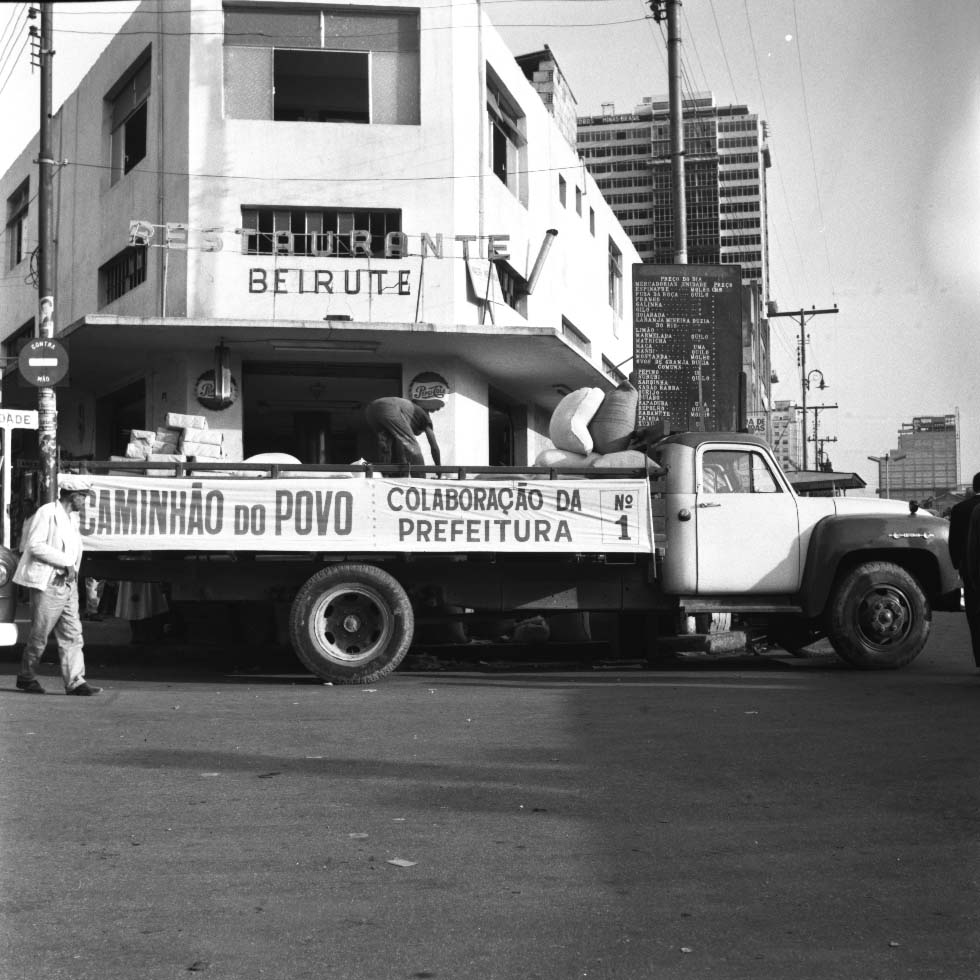 Fotografia do “Caminhão do Povo”. 1963.  Fonte: APCBH/ Fundo ASCOM.