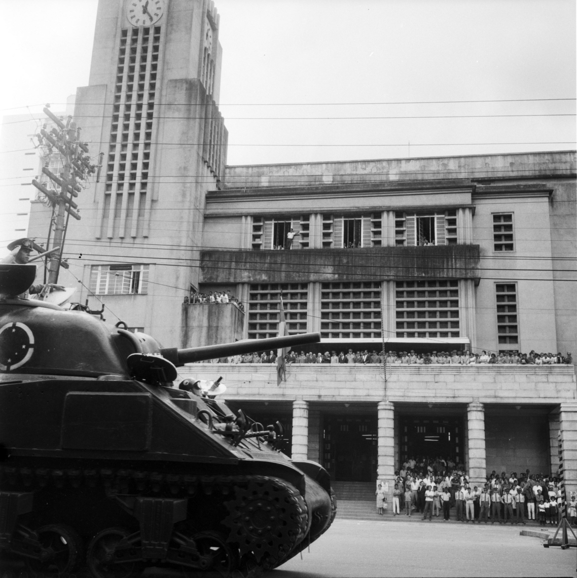 Tanque em desfile militar na Avenida Afonso Pena, em frente à Prefeitura, em comemoração ao Dia da Bandeira. Novembro de 1965. Fonte: APCBH/ Fundo ASCOM.