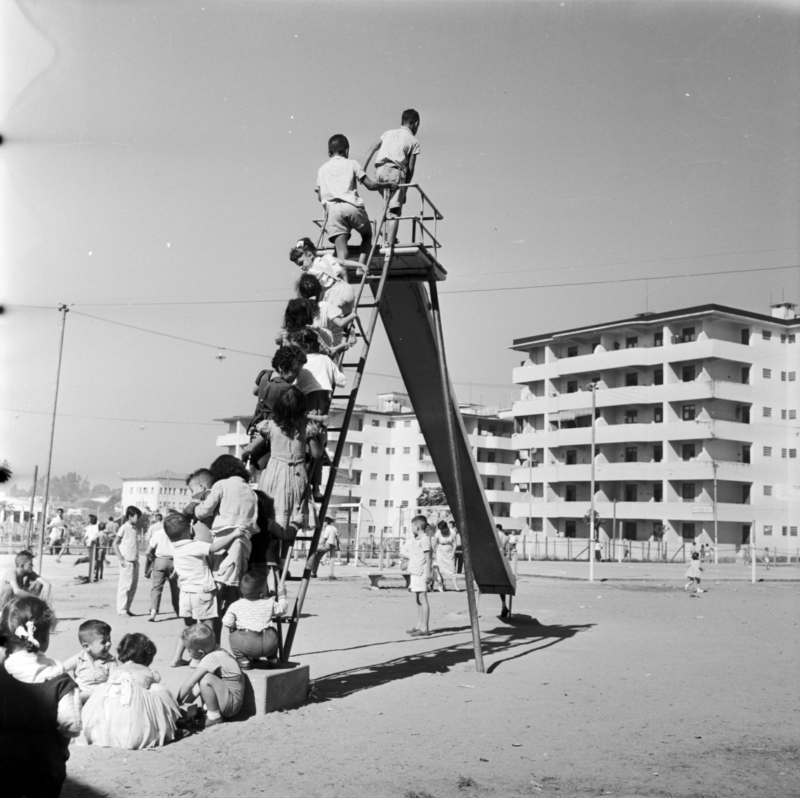 Crianças brincando no Conjunto IAPI. Outubro de 1957. Fonte: APCBH/ Fundo ASCOM.