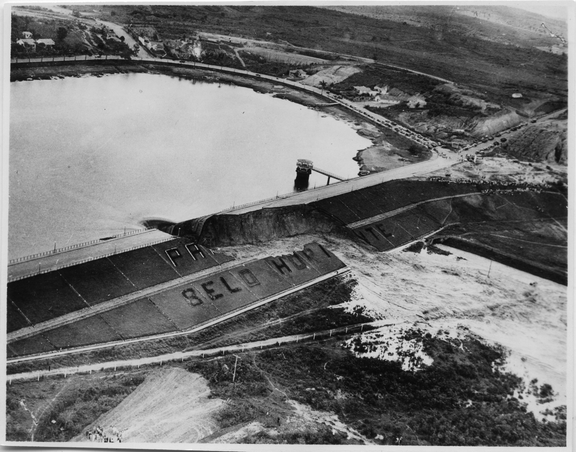 Fotografia da ruptura da barragem da Pampulha. 20/05/1954. Fonte: APCBH/ Fundo GP.