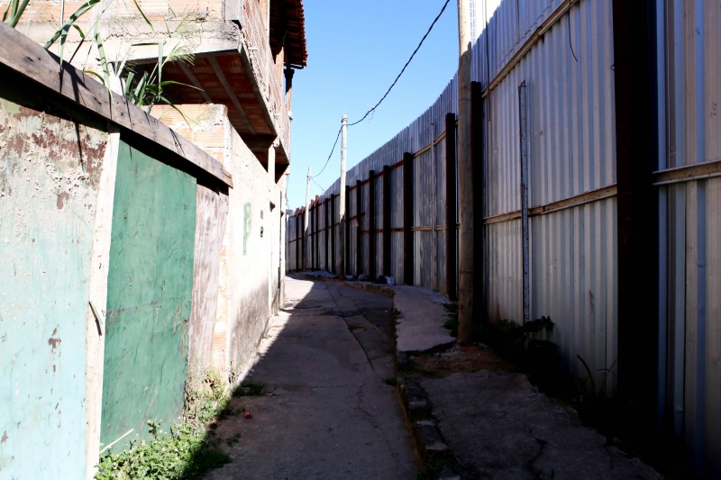 Muro instalado na entrada da Vila Arthur de Sá. Foto: Rafa Aguiar/ Câmara de BH