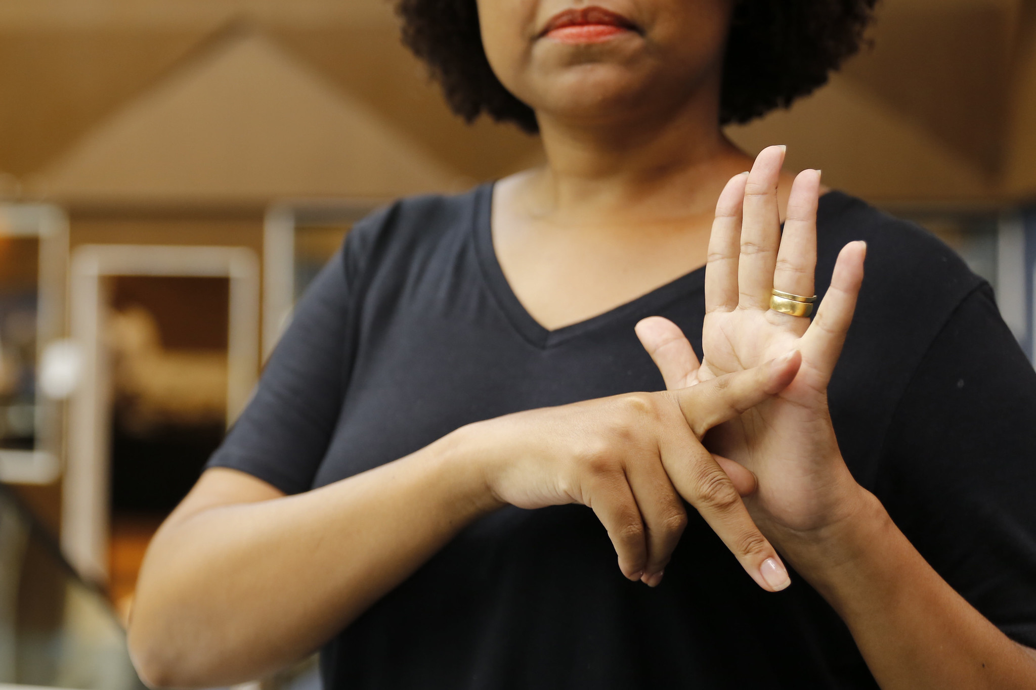 Training in Sign Language for relatives of deaf children may have final vote