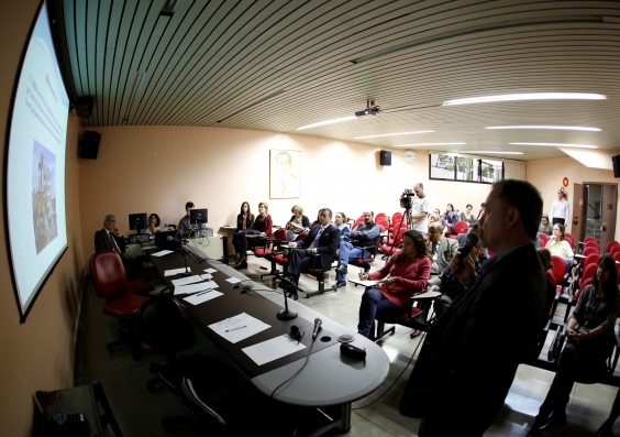 Diretor da empresa responsável apresenta o laudo a moradores e vereadores