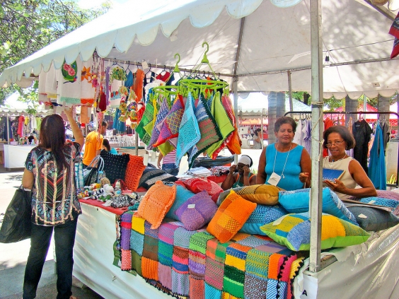 feira artesanato em rua de bairro