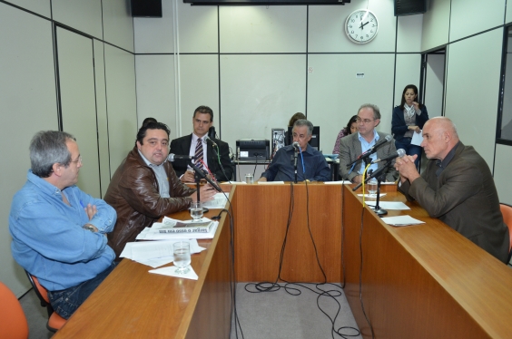 Vereadores e convidados em audiência da Comissão de Educação