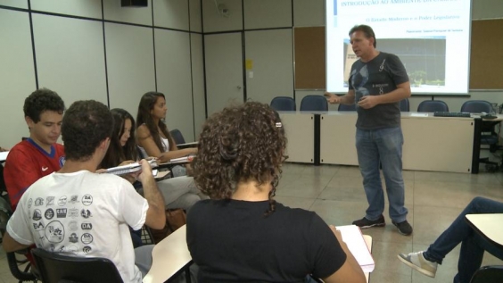 Universitários monitores do Parlamento Jovem recebem treinamento na CMBH
