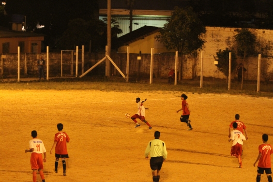 adolescentes jogando futebol em campos de várzea