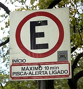 Placa indicativa de estacionamento permitido por 10 minutos com pisca alerta ligado