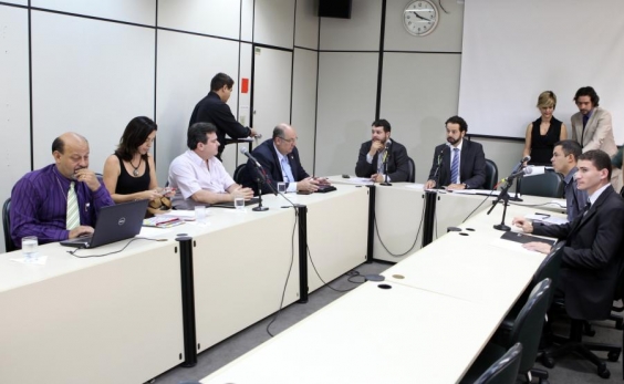Vereadores debateram o tema com representantes da Prefeitura, Corpo de Bombeiros e setor de entretenimento