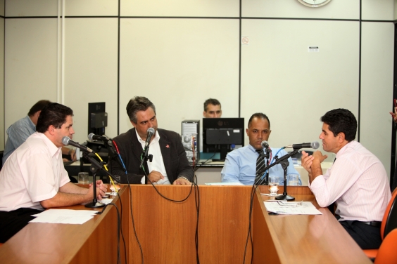 Participaram da reunião os vereadores João Locadora (PT), Adriano Ventura (PT), Paulinho Motorista (PSL) e Divino Pereira (PMN)