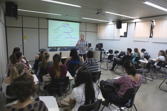 Alunos do curso de direito da UFMG recebem orientações sobre Legislativo em visita à Câmara