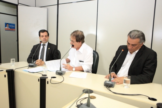 Juninho Los Hermanos, Professor Ronaldo Gontijo e Joel Moreira Filho fizeram reunião para votar os pareceres (Foto: Rafa Aguiar)