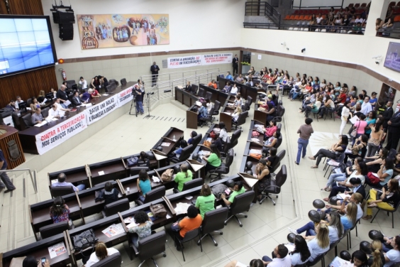 Professores lotaram plenário para protestar contra medida imposta pela Prefeitura (Foto: Mila Milowski)