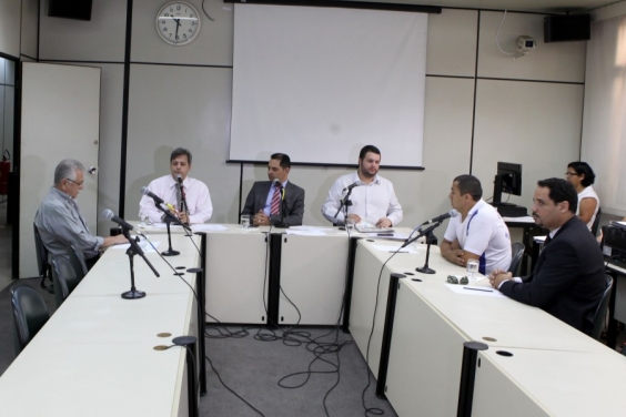 Vereadores Leonardo Mattos, Elvis Côrtes e Pedro Patrus entre os representantes da SMEL e da torcida Máfia Azul