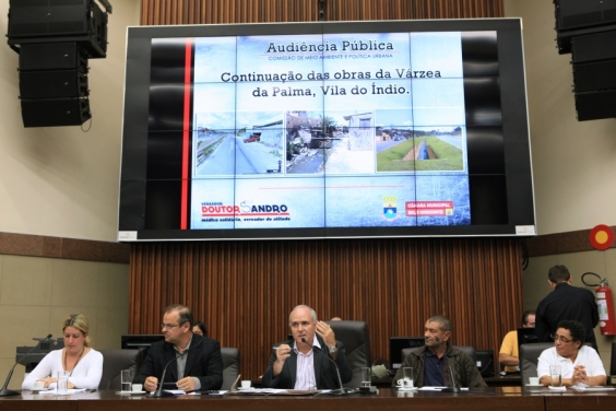 Doutor Sandro intermediou diálogo entre representantes da prefeitura e moradores da área. (Foto: Eduardo Profeta)