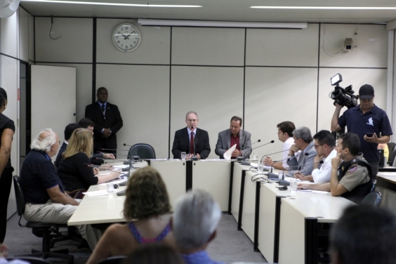 Audiência proposta pelo vereador Heleno (centro) discutiu rumos da segurança pública em BH. Foto: Mila Milowski 