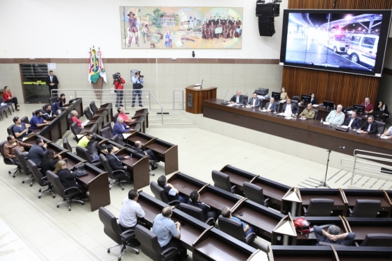 Comissão reuniu representantes de taxistas, BHTrans e PMMG para debater a questão. (Foto: Mila Milowski)
