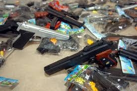 Comercialização de armas de brinquedo é proibida, conforme o