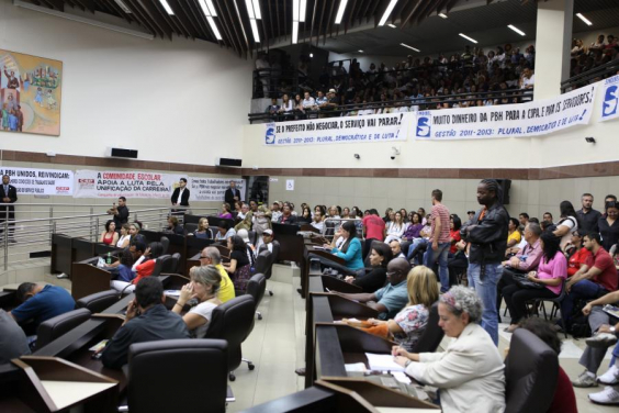 Funcionalismo municipal lotou plenário principal da Casa para reivindicar melhorias