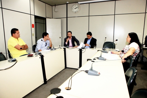 Vereadores Professor Wendel, autor do PL, e Jorge Santos, requerente, conduziram debate (Foto: Rafa Aguiar)
