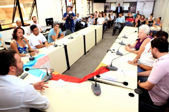 Autor dos PLs e integrante da comissão, Pedro Patrus conduziu debate com ativistas LGBT (Foto: Rafa Aguiar)
