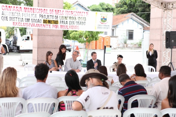 Participantes apoiaram o "vagão rosa", em caráter de urgência, garantindo a integridade das passageiras - Foto: Divulgação CMBH