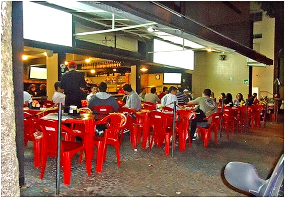 Bares com mesas na calçada são comuns na região