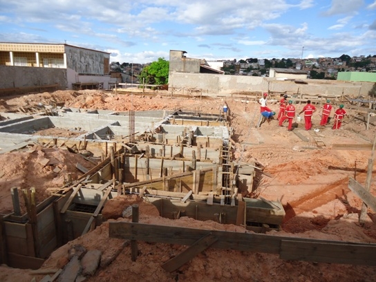 Iniciadas em 2011, obras deveriam ser entregues até o fim de 2013, mas estão paralisadas