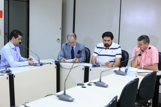 Vereadores em reunião da Comissão de Administração Pública. Foto: Bernardo Dias