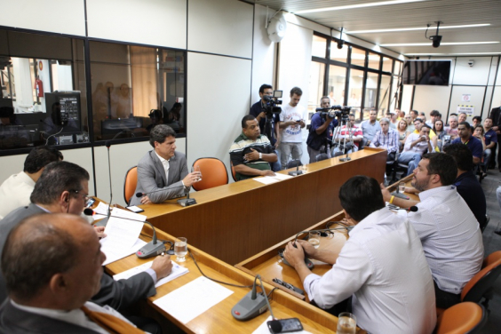 Taxistas lotaram o Plenário Camil Caram para acompanhar votação de PL que proíbe Uber (Foto: Mila Milowski)