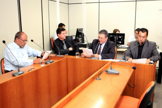 Valdivino, Léo Burguês, o presidente Preto e Autair Gomes apreciam pauta da comissão na reunião do dia 2/5 (Foto: Rafa Aguiar)