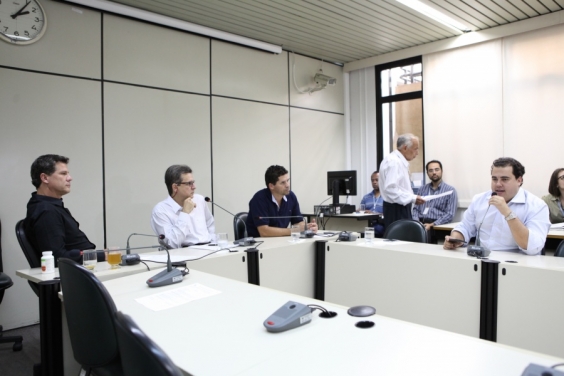 Vereadores Léo Burguês (PTdoB), Leonardo Mattos (PV), Adriano Ventura (PT) e Pablito (PV), em reunião da Comissão