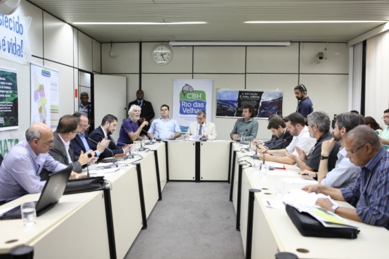 Ambientalistas e movimentos sociais dialogaram com representantes do poder público na busca de soluções para a crise