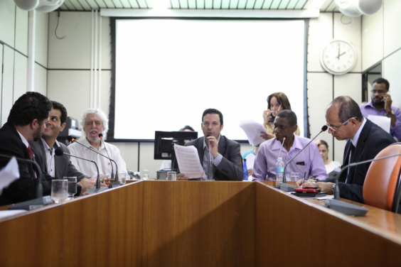 Vereadores em reunião da Comissão de Educação, na quinta-feira (20/8/2015). Foto: Mila Milowski