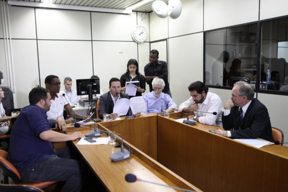 Vereadores em reunião da Comissão de Educação, nesta quarta-feira (18/6). Foto: Mila Milowski