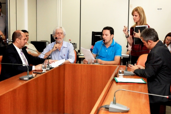 Documento enviado à PBH pede retirada de livros didáticos sobre ideologia de gênero - Foto: Rafa Aguiar