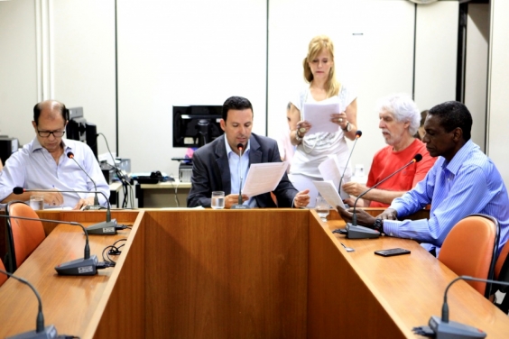 Vereadores da Comissão de Educação apreciam requerimentos e pareceres na reunião desta quarta-feira (Foto: Rafa Aguiar)