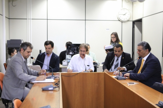 Membros da Comissão de Legislação e Justiça, em reunião ordinária realizada nesta quarta-feira. Foto: Mila Milowski