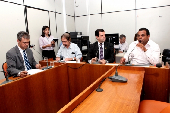 Vereadores em reunião da Comissão de Legislação e Justiça, nesta quarta-feira (28/10). Foto: Rafa Aguiar