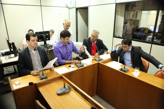 Juninho LOs Hermanos, Marcelo Álvaro ANtônio, Delegado Edson Moreira e Jorge Santos na reunião da CLJ (Foto: Mila Milowsky)