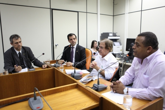 Sérgio Fernando, Los Hermanos, Ronaldo Gontijo (presidente) e Lucio Bocão apreciam pauta da CLJ (Foto: Mila Milowski)