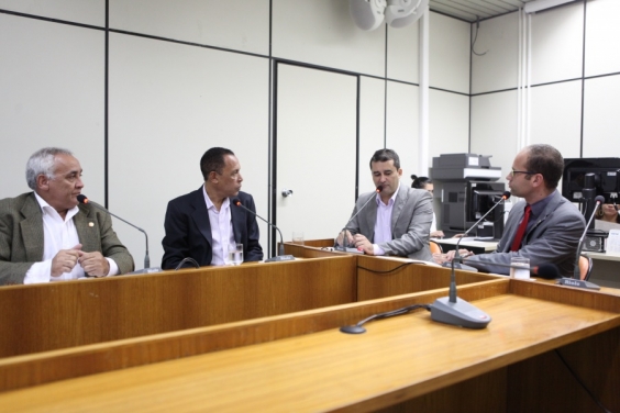 Márcio Almeida, Veré da Farmácia, Dr. Nilton e Bim da Ambulância se reuniram nesta terça, às 13h50 (Foto: Mila Milowski)