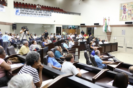 Comissão discute problemas de servidores municipais aposentados