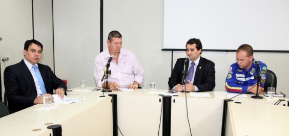 Reunida na tarde de hoje (18/6), Comissão de Saúde e Saneamento lembrou manifestações populares na capital