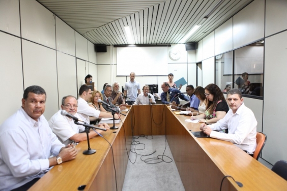 Alunos têm que recorrer a escolas estaduais no centro da cidade, o que contribuiria para a evasão