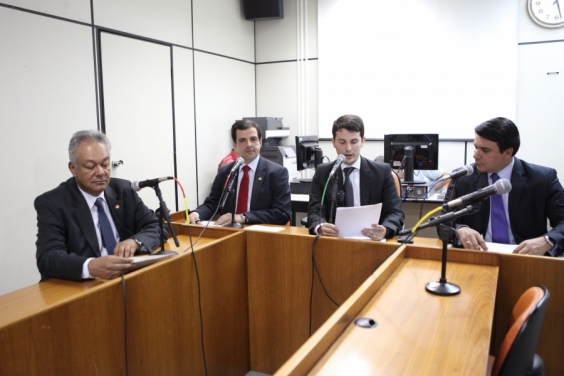 Del. Edson Moreira(PTN), Juninho Los Hermanos(Pros), Marcelo Aro(PHS) e Jorge Santos(PRB), membros da CLJ (Foto: Mila Milowski)