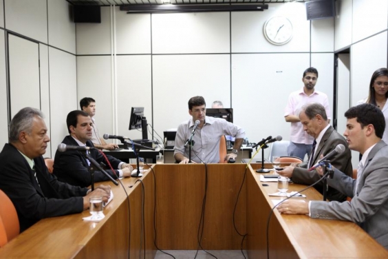 Imtegrantes da Comissão de Legislação e Justiça apreciam 30 projetos de lei em sua 6ª reunião ordinária