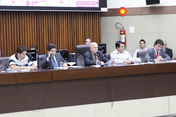 Vereadores Adriano Ventura, Tarcísio Caixeta, Henrique Braga, Jorge Santos e Gilson Reis, da Comissão de Orçamento e Finanças