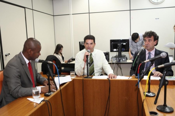 Vereadores Juninho Paim, Adriano Ventura e Gilson Reis na reunião da Comissão de Orçamento e Finanças Pùblicas