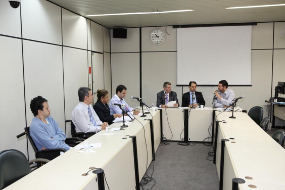 Comissão de Direitos Humanos e Defesa do Consumidor em audiência pública dia 6/6/13